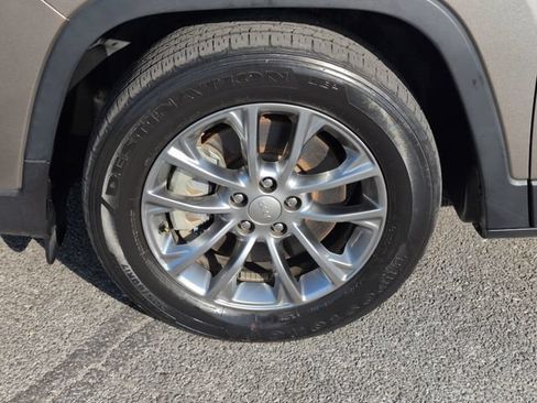 Used 2021 Jeep Cherokee Latitude Lux w/ Comfort/Convenience Group FWD image 13