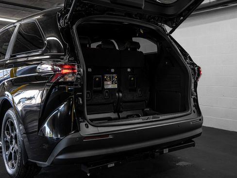 Used 2025 Toyota Sienna XLE Woodland Edition image 17