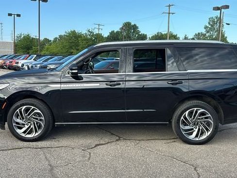 Used 2025 Lincoln Navigator Reserve AWD/4WD image 3