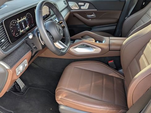 Used 2025 Mercedes-Benz GLS 580 4MATIC image 11