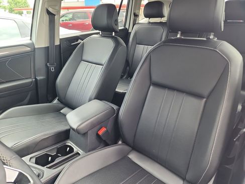 Used 2024 Volkswagen Tiguan SE AWD/4WD image 16