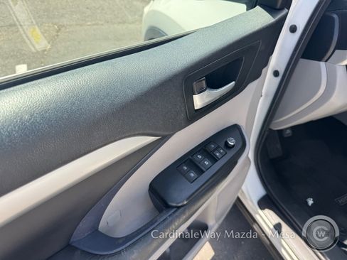 Used 2017 Toyota Highlander XLE FWD image 10