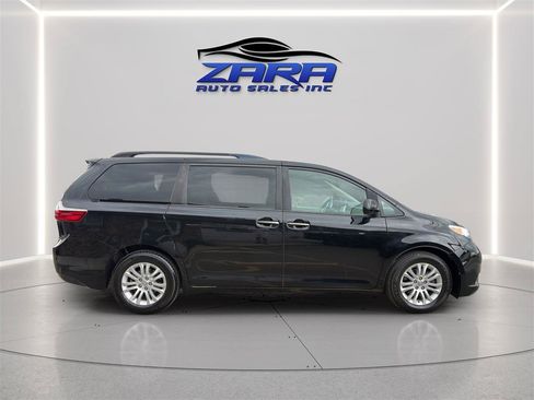 Used 2017 Toyota Sienna XLE w/ XLE Navigation Package FWD image 8