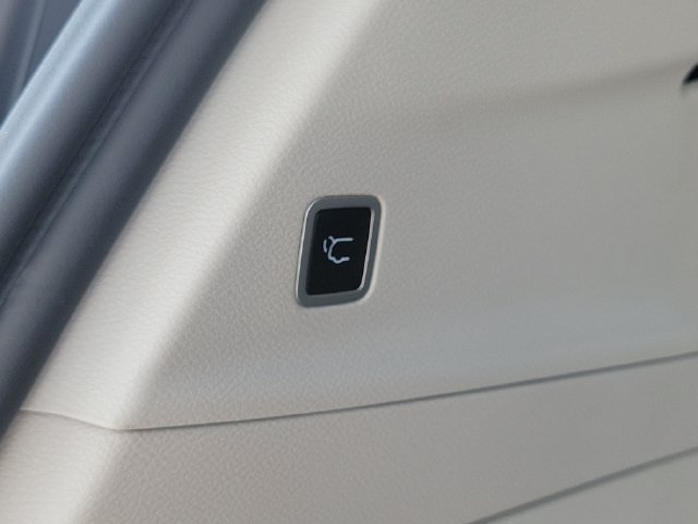 Used 2023 Chrysler Pacifica Touring-L AWD/4WD image 31