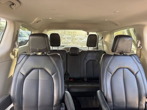 Used 2024 Chrysler Pacifica Touring-L FWD image 28