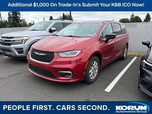 Used 2024 Chrysler Pacifica Touring-L FWD image 1