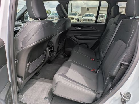 Used 2024 Jeep Grand Cherokee Laredo RWD image 14