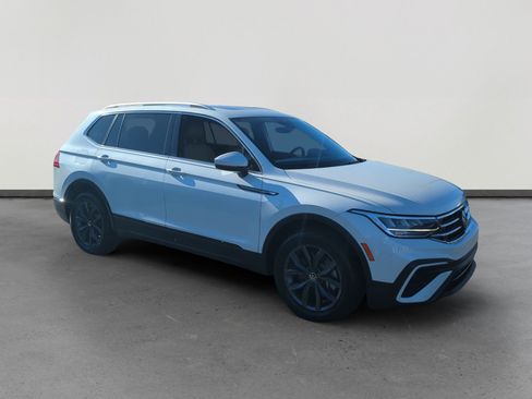 Certified 2023 Volkswagen Tiguan SE w/ Panoramic Sunroof Package image 7