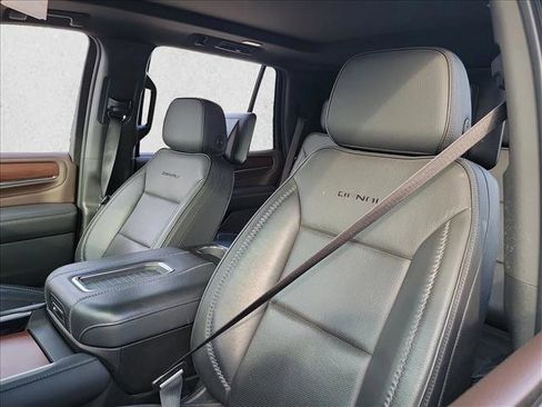 Used 2021 GMC Yukon Denali w/ Denali Premium Package image 13