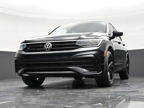 Used 2023 Volkswagen Tiguan SE R-Line image 27