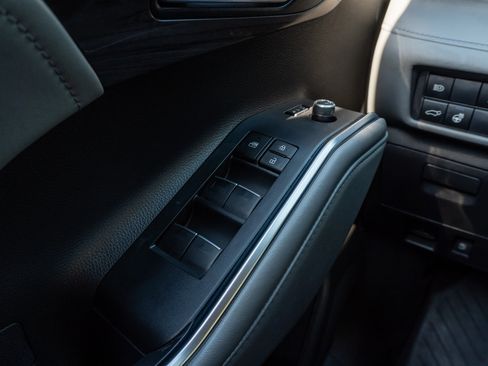 Used 2023 Toyota Highlander Limited FWD image 30