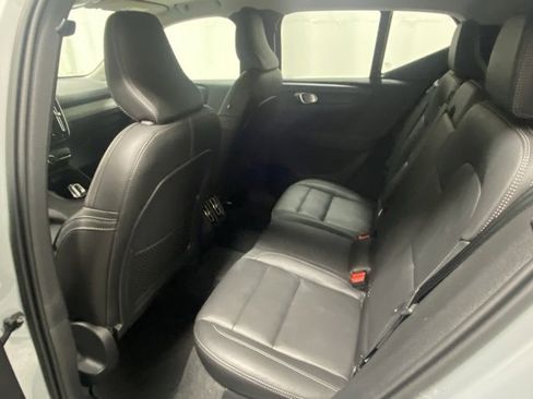 Used 2025 Volvo XC40 B5 Plus image 13