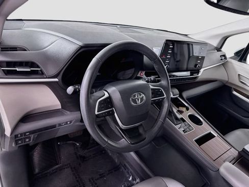 Certified 2024 Toyota Sienna XLE FWD image 10