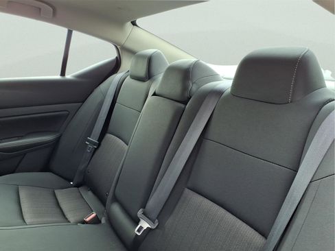 Used 2024 Nissan Altima 2.5 SV image 4