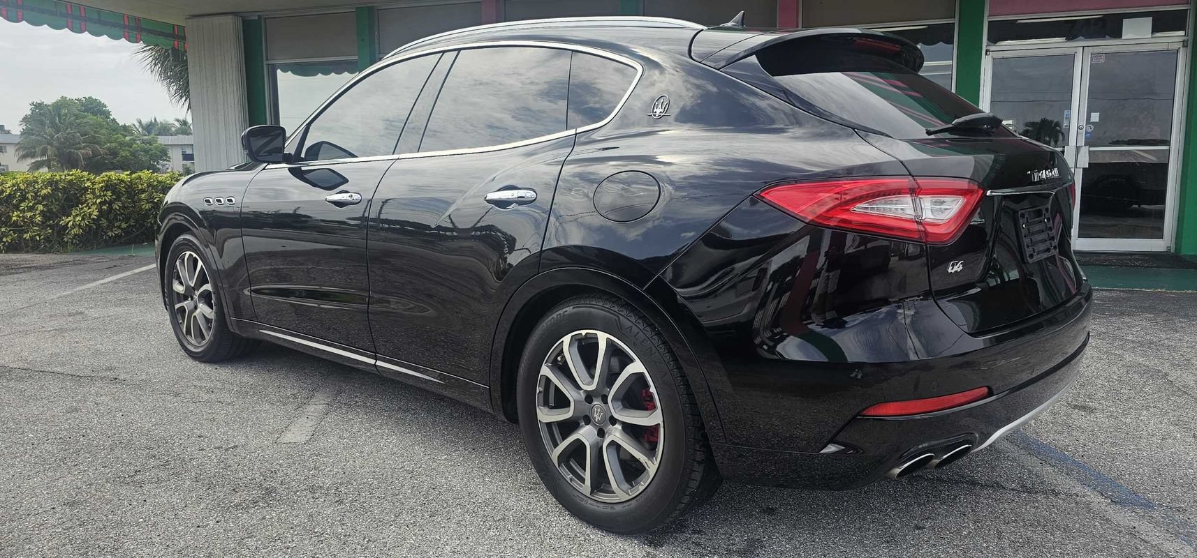 Used 2017 Maserati Levante w/ Luxury Package AWD/4WD image 3