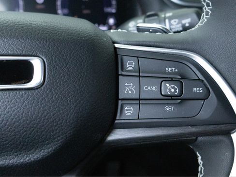 Used 2024 Jeep Grand Cherokee L Limited AWD/4WD image 19