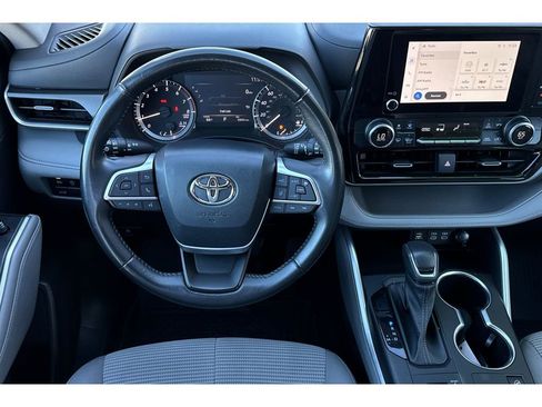 Used 2023 Toyota Highlander LE image 16
