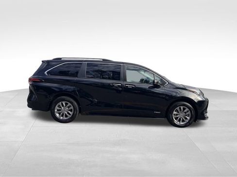 Used 2021 Toyota Sienna XLE image 6