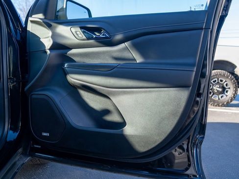 Used 2023 GMC Acadia SLT w/ Elevation Edition image 10