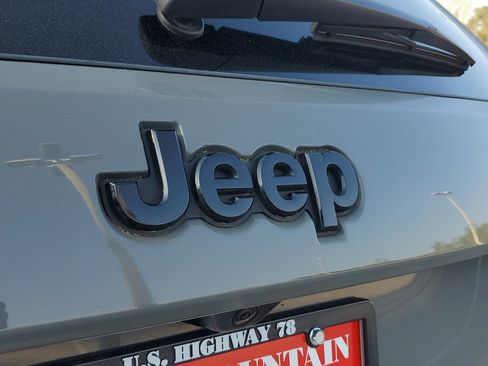 Used 2022 Jeep Grand Cherokee Laredo X image 7