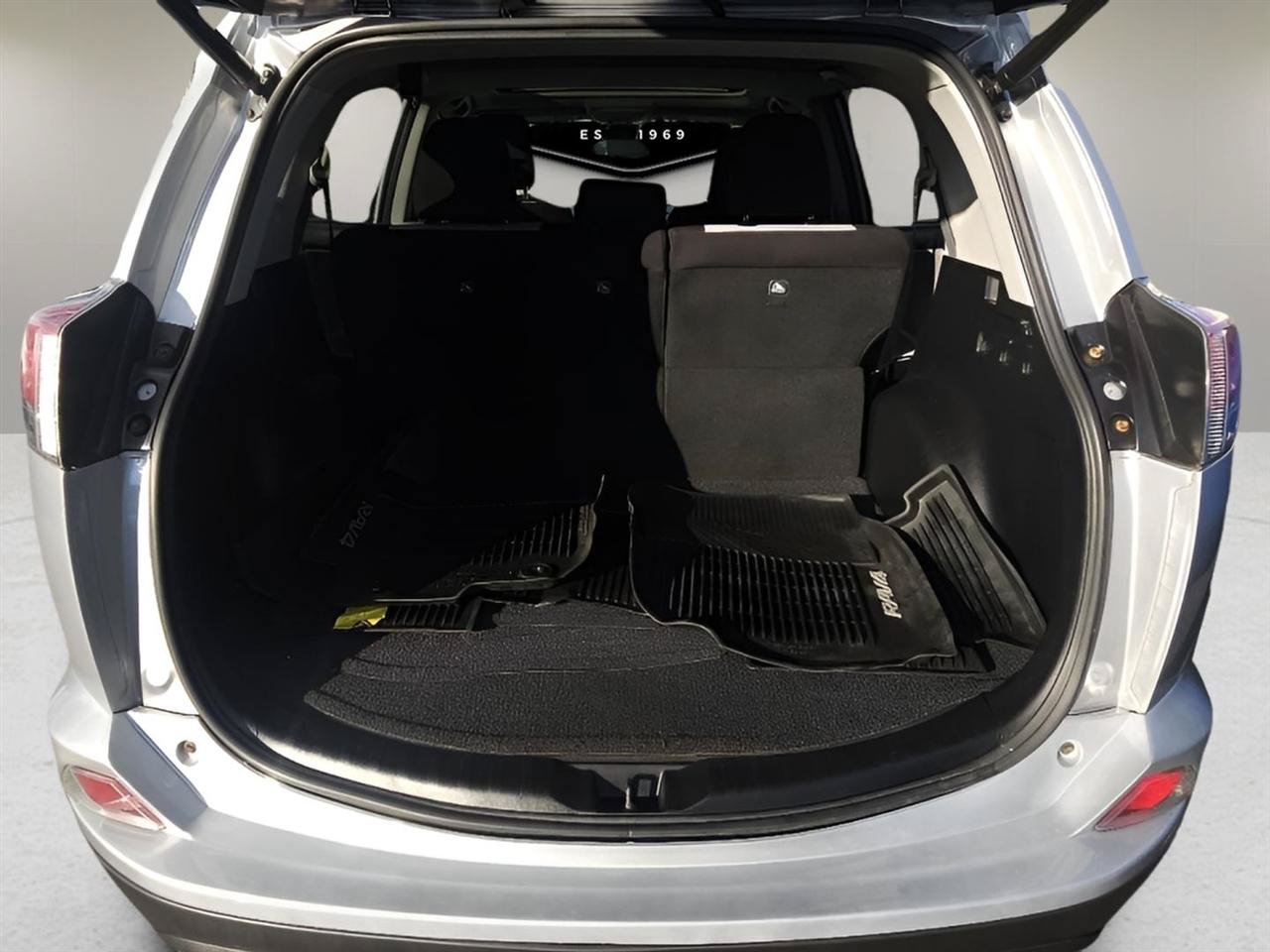 Used 2018 Toyota RAV4 XLE AWD/4WD image 25