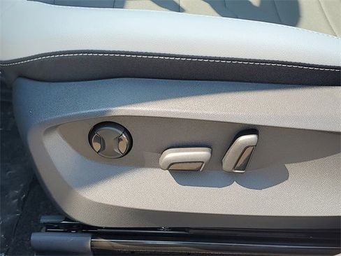 New 2025 Volkswagen Taos SE image 17