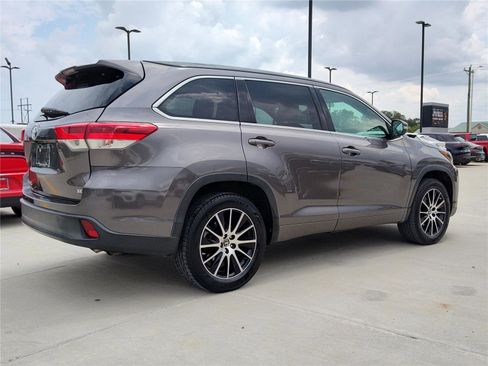 Used 2017 Toyota Highlander SE image 9