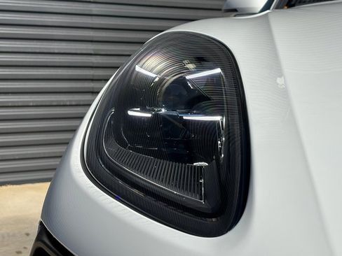 Certified 2025 Porsche Macan image 12