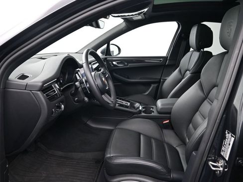 Certified 2026 Porsche Macan AWD/4WD image 4