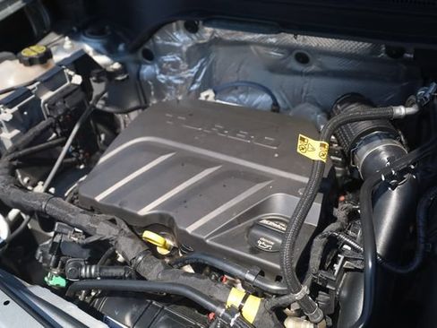 Used 2025 Chevrolet Trax LT FWD image 8