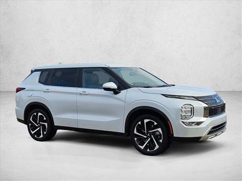 Used 2024 Mitsubishi Outlander SE image 3