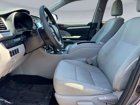Used 2019 Toyota Highlander LE FWD image 20