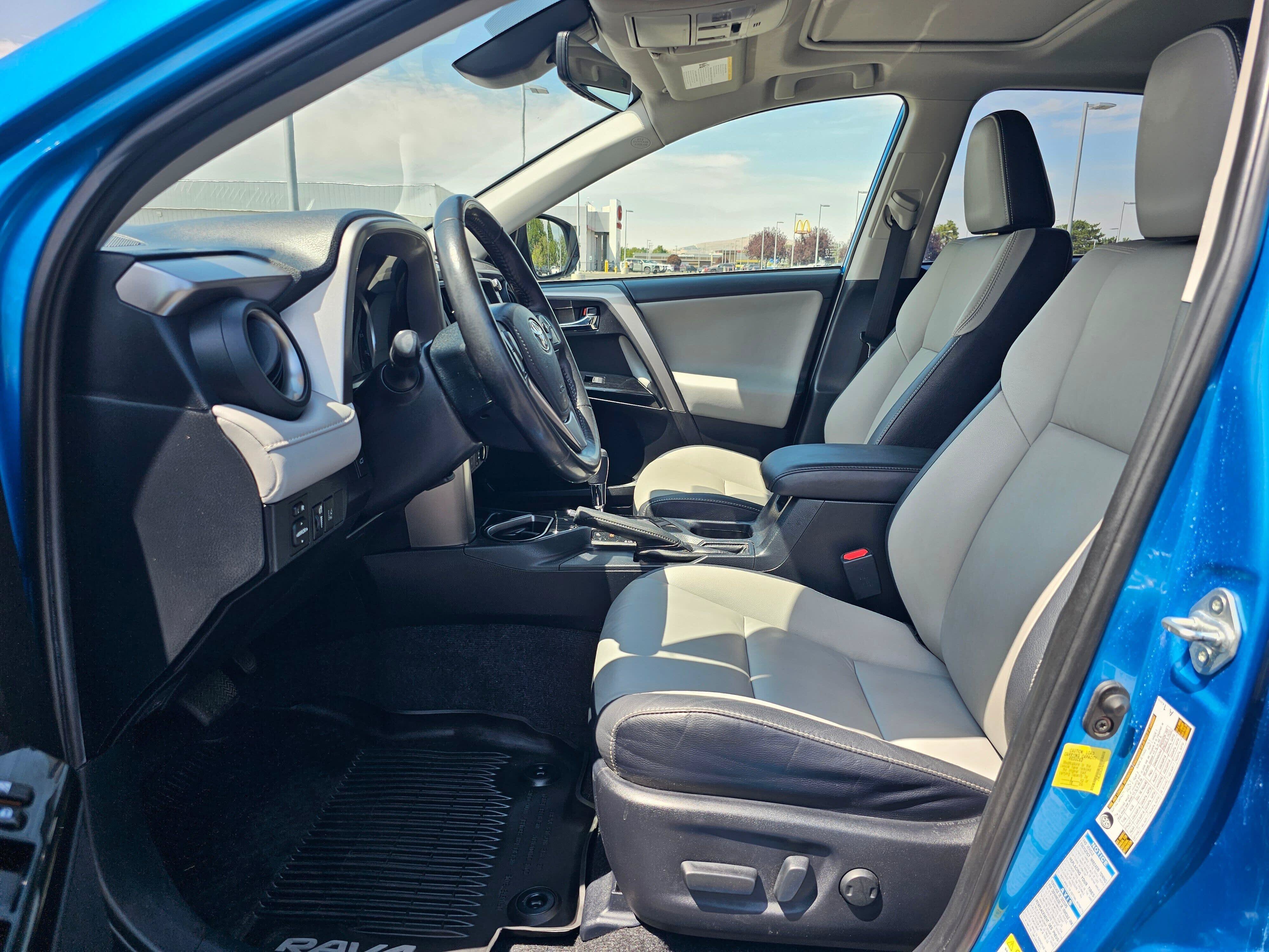 Used 2018 Toyota RAV4 Limited w/ Advanced Technology Package AWD/4WD image 19