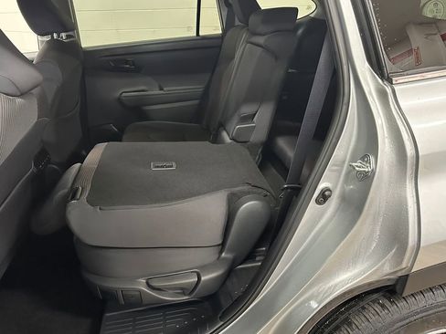 Used 2024 Toyota Highlander LE AWD/4WD image 36
