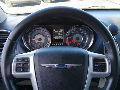 Used 2014 Chrysler Town & Country Touring image 11