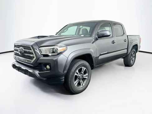 Used 2017 Toyota Tacoma TRD Sport RWD image 3
