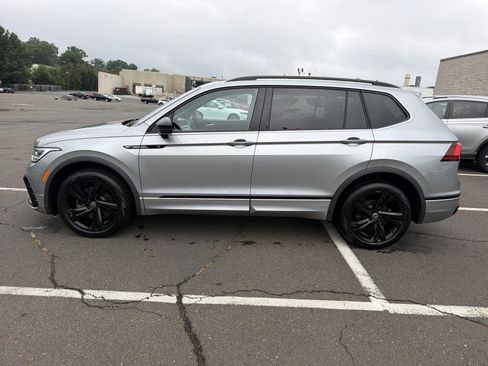 Used 2023 Volkswagen Tiguan SE R-Line AWD/4WD image 3