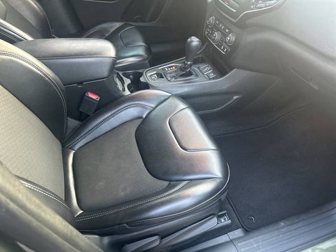 Used 2019 Jeep Cherokee Latitude Plus w/ Comfort/Convenience Group FWD image 23