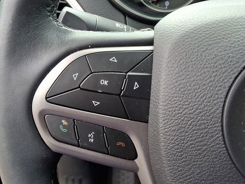Used 2019 Jeep Cherokee Latitude Plus w/ Comfort/Convenience Group FWD image 17