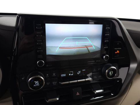 Used 2021 Toyota Highlander XLE AWD/4WD image 22