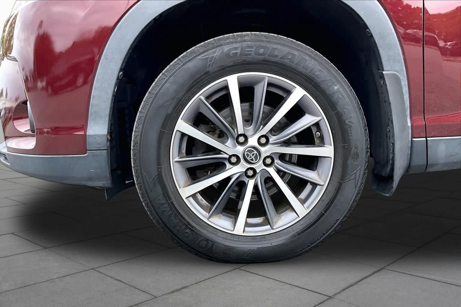 Used 2019 Toyota Highlander XLE AWD/4WD image 11