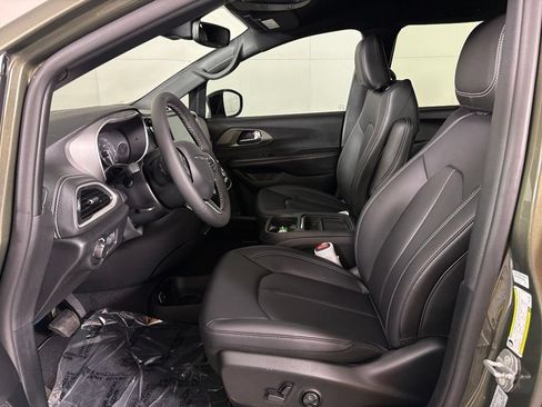 New 2027 Chrysler Pacifica Select FWD image 16