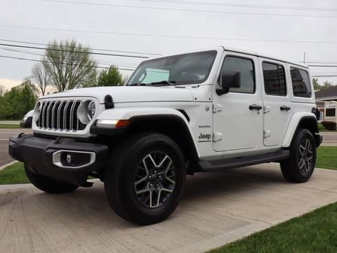 Used 2024 Jeep Wrangler Unlimited Sahara w/ Technology Group AWD/4WD image 8
