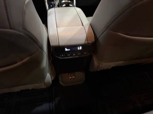 Used 2021 Toyota Highlander XLE AWD/4WD image 29