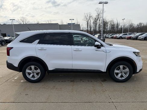 Used 2023 Kia Sorento LX image 3