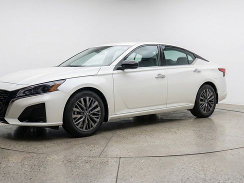 Used 2025 Nissan Altima 2.5 SV FWD image 3