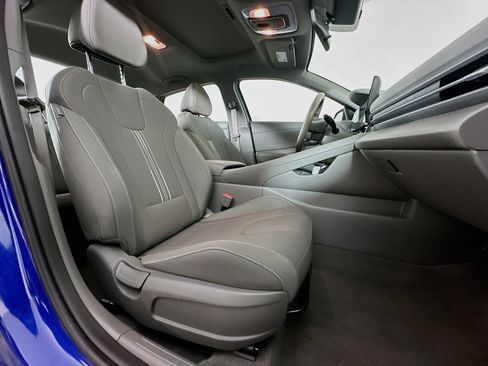 Used 2025 Hyundai Elantra SEL FWD image 31