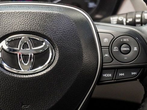 Used 2025 Toyota Corolla Cross LE image 13