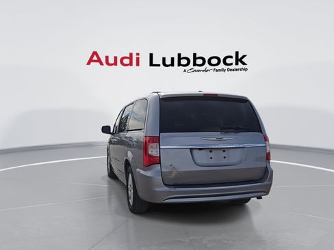 Used 2016 Chrysler Town & Country Touring image 7