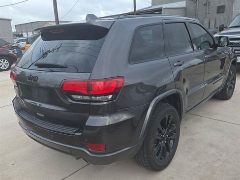 Used 2018 Jeep Grand Cherokee Altitude RWD image 8
